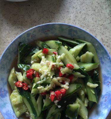 以爽口刀拍黄瓜，做出清爽美味（体验不一样的切菜乐趣，轻松制作健康美食）-第2张图片-美味行家