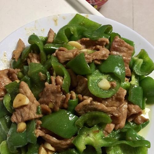 甜椒木耳炒肉，美味又营养（家常菜谱，快手美食，甜椒炒肉的制作方法）-第3张图片-美味行家