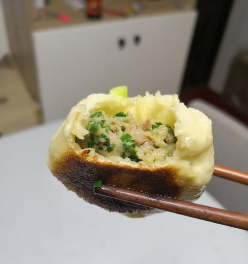 美味独特的水晶鸭肉水煎包（打造口感极佳的传统小吃，挑战您的味蕾！）-第3张图片-美味行家