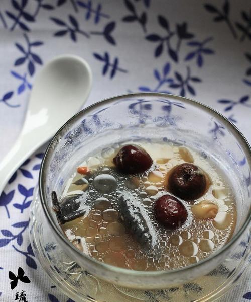 营养美味的薏米乌鸡汤制作方法（以健康为主旨，味道鲜美的家常汤）-第3张图片-美味行家