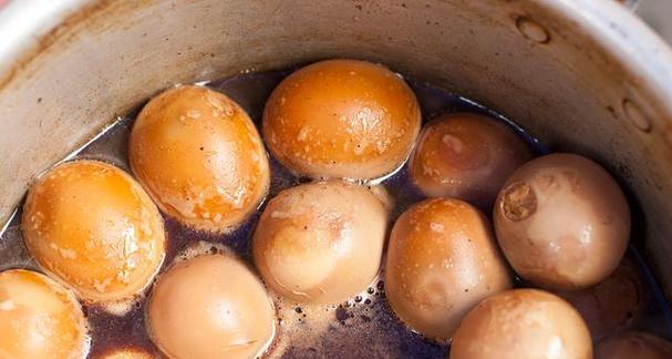 手把手教你制作美味腌咸鸭蛋（以家常做法，轻松DIY，让你尝遍各种口味）-第3张图片-美味行家