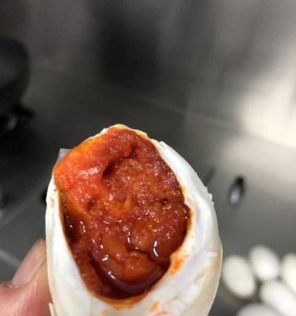 手把手教你制作美味腌咸鸭蛋（以家常做法，轻松DIY，让你尝遍各种口味）-第2张图片-美味行家