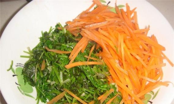 家常美食——香菜炒萝卜丝（美味的健康小炒菜，香气四溢）-第1张图片-美味行家
