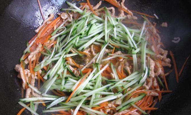 家常美食——香菜炒萝卜丝（美味的健康小炒菜，香气四溢）-第2张图片-美味行家