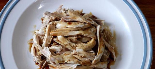 香醇葱油淋鸡的制作方法（烤出金黄酥脆，淋上浓香油酥，让你在家尽享美味）-第1张图片-美味行家