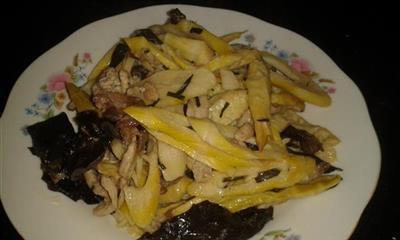 家常小春笋炒肉加咸菜做法（口感鲜美的下饭佳品，鲜香酸辣的美味组合）-第1张图片-美味行家