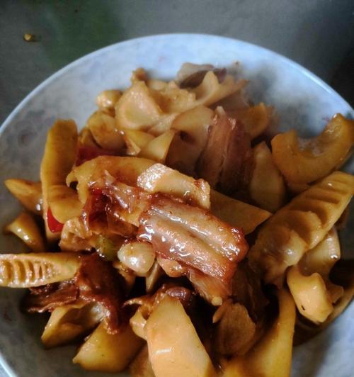 家常小春笋炒肉加咸菜做法（口感鲜美的下饭佳品，鲜香酸辣的美味组合）-第2张图片-美味行家