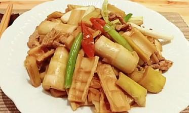 家常小春笋炒肉加咸菜做法（口感鲜美的下饭佳品，鲜香酸辣的美味组合）-第3张图片-美味行家