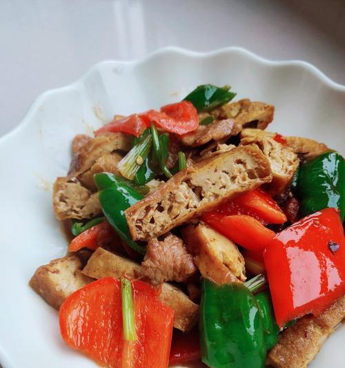 双椒素鸡炒牛肉的家常做法（酱香浓郁，嫩滑口感，健康又美味）-第1张图片-美味行家