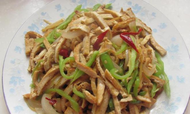 双椒素鸡炒牛肉的家常做法（酱香浓郁，嫩滑口感，健康又美味）-第2张图片-美味行家