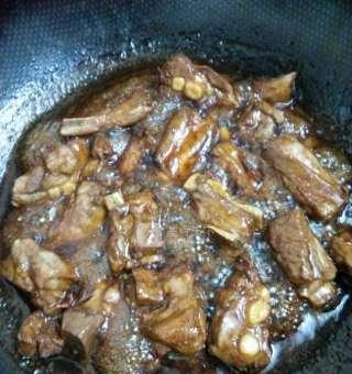 三杯排骨的家常做法（用料简单，口感香糯，快速上桌的美味佳肴）-第1张图片-美味行家