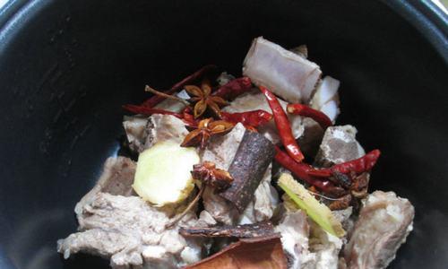 三杯排骨的家常做法（用料简单，口感香糯，快速上桌的美味佳肴）-第3张图片-美味行家