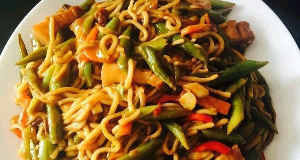 土豆焖面，传统美食的经典味道（探秘土豆焖面的制作技巧，让你也能轻松做出好吃的家常菜）-第2张图片-美味行家