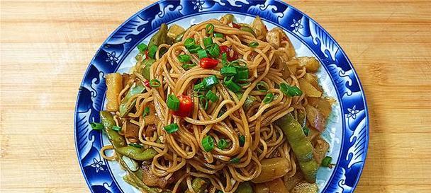 土豆焖面，传统美食的经典味道（探秘土豆焖面的制作技巧，让你也能轻松做出好吃的家常菜）-第3张图片-美味行家
