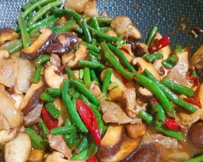 土豆豆角烧香菇——美味健康的素食菜谱（一道家庭必备的清淡素菜，以健康美味为主旨）-第1张图片-美味行家