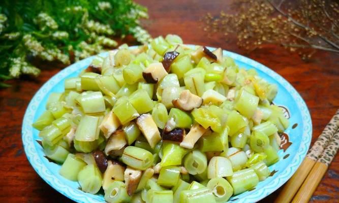 土豆豆角烧香菇——美味健康的素食菜谱（一道家庭必备的清淡素菜，以健康美味为主旨）-第2张图片-美味行家