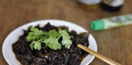 以酥炸黑木耳为主角的美食之旅（掌握炸黑木耳的技巧，让你的味蕾尽情享受）-第2张图片-美味行家