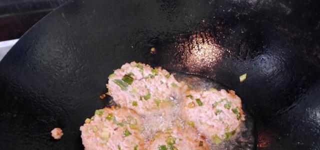 以香葱奎龙鱼肉饼为主题的做法详解（美味可口，健康营养，做法简单易学）-第1张图片-美味行家