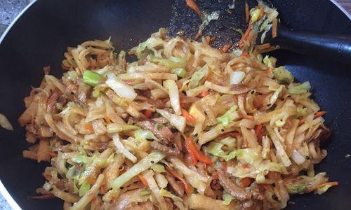 蒜容三色炒饼的制作方法（色香味俱佳的家常美食）-第1张图片-美味行家