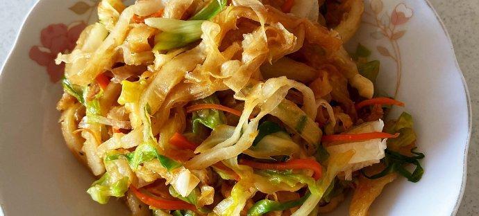 蒜容三色炒饼的制作方法（色香味俱佳的家常美食）-第3张图片-美味行家