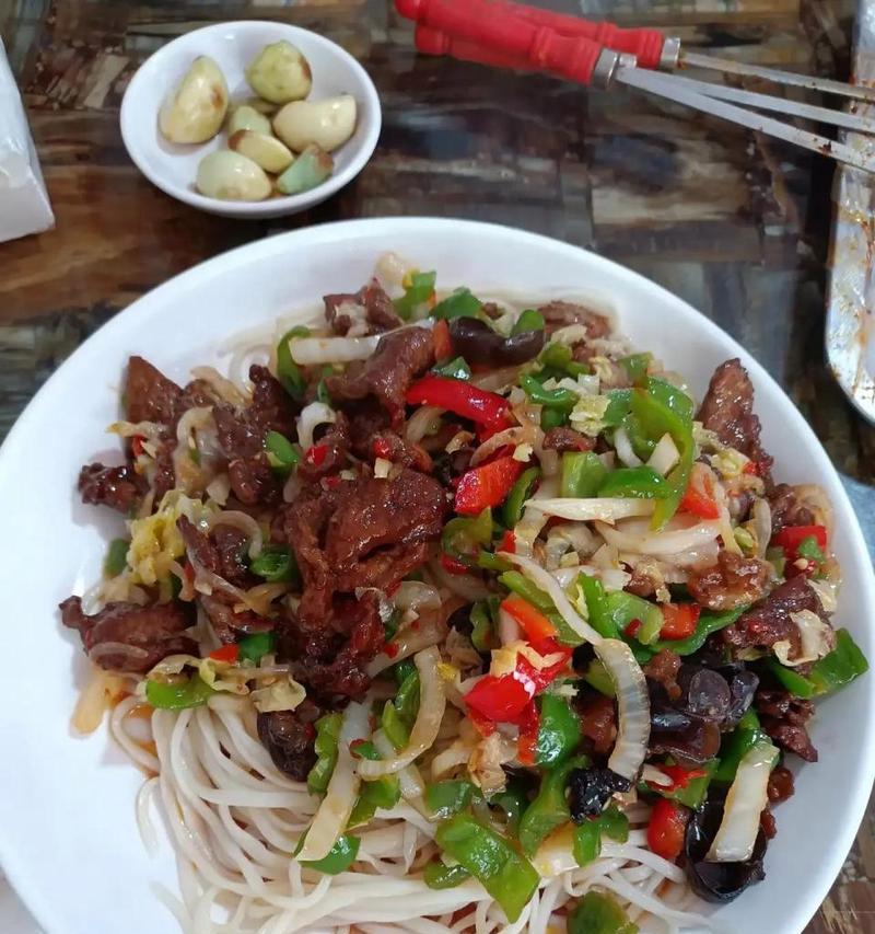 如何用简单的材料做出地道的过油肉拌面？（如何用简单的材料做出地道的过油肉拌面？）-第1张图片-美味行家
