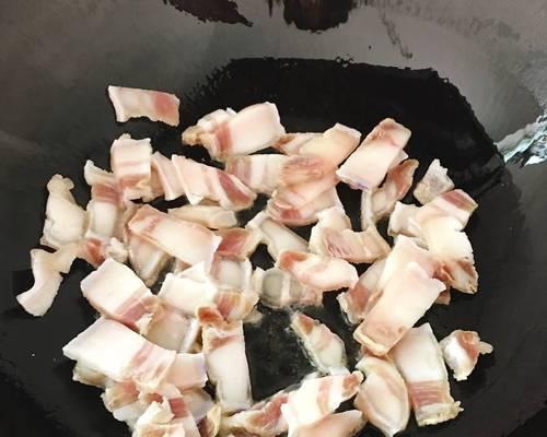 腌肉土豆焖饭的家常做法（口感香醇，营养丰富的一道美食）-第3张图片-美味行家