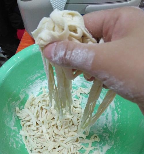 五彩手擀面的制作方法（学会手擀面，做出色彩斑斓的美食）-第1张图片-美味行家