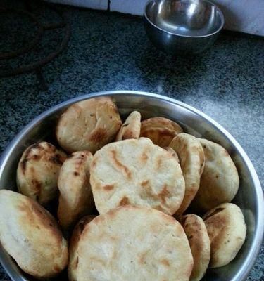 自制烧饼大全（手把手教你制作口感松软的烧饼，让你成为家庭面食大厨！）-第3张图片-美味行家