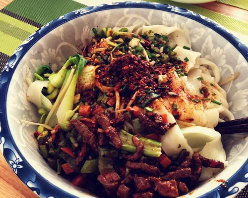 油泼扯面的制作方法（教你制作正宗的油泼扯面，一口咬下去，满口香气四溢。）-第3张图片-美味行家