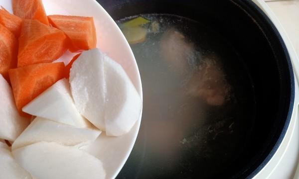 滋补养生，以山药红萝卜骨头汤为主题的健康食谱分享（三味天然食材，滋阴养颜好滋味）-第2张图片-美味行家