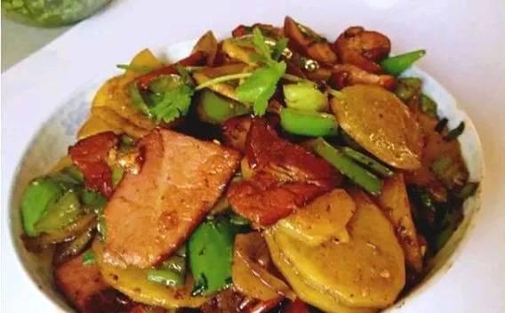 用土豆和洋葱炒出鲜香的腊肉，丰富味蕾体验（用土豆和洋葱炒出鲜香的腊肉，丰富味蕾体验）-第1张图片-美味行家