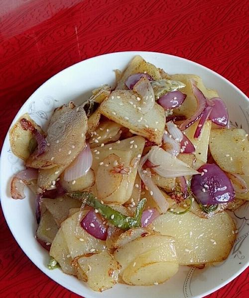 用土豆和洋葱炒出鲜香的腊肉，丰富味蕾体验（用土豆和洋葱炒出鲜香的腊肉，丰富味蕾体验）-第3张图片-美味行家