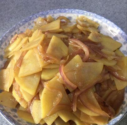 用土豆和洋葱炒出鲜香的腊肉，丰富味蕾体验（用土豆和洋葱炒出鲜香的腊肉，丰富味蕾体验）-第2张图片-美味行家