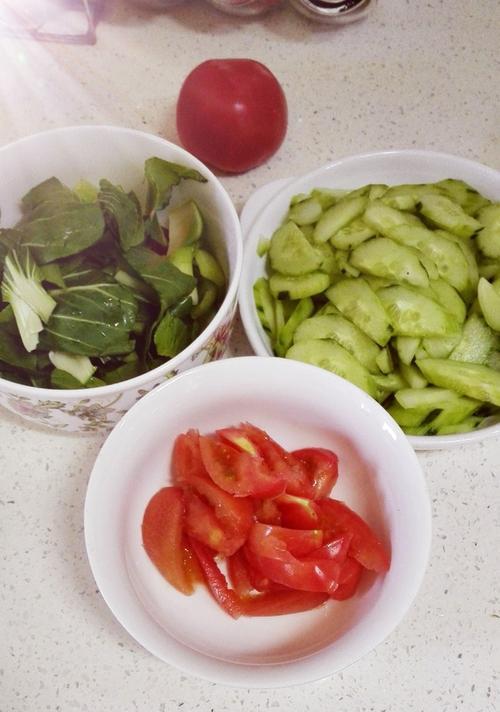 以西红柿黄瓜生饮，打造健康生活方式（营养丰富，味道美妙，让你爱上生饮）-第2张图片-美味行家