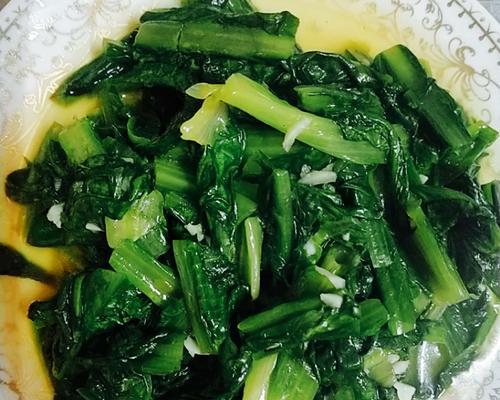 让味蕾尽情舞动——油泼油麦菜蒜香的做法（美食诱惑，唯有这一道）-第3张图片-美味行家