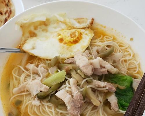 家常美食（入口即化，美味又实惠的家常肉丝鸡蛋面做法）-第2张图片-美味行家