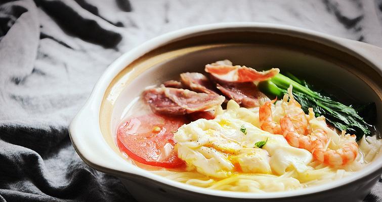 家常美食（入口即化，美味又实惠的家常肉丝鸡蛋面做法）-第1张图片-美味行家