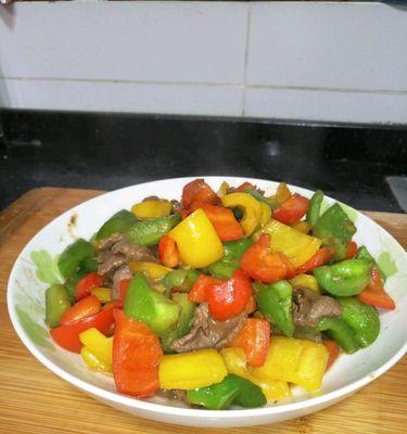 鸭胸肉炒甜椒，做法简单美味的家常菜（用嫩滑鸭胸肉和色彩缤纷的甜椒，烹饪一道健康又美味的家常菜）-第2张图片-美味行家