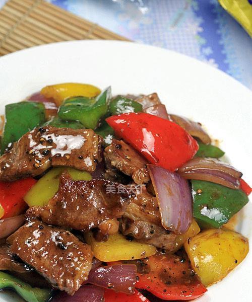 鸭胸肉炒甜椒，做法简单美味的家常菜（用嫩滑鸭胸肉和色彩缤纷的甜椒，烹饪一道健康又美味的家常菜）-第1张图片-美味行家