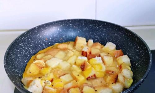 意面酱料抱蛋披萨，美味诱人的创意美食-第3张图片-美味行家