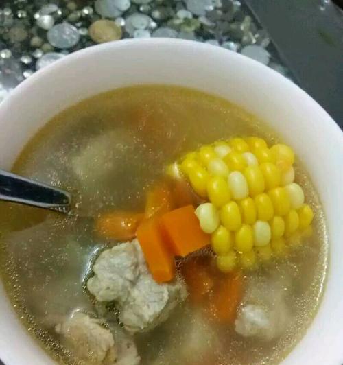 家常美食——甜玉米排骨汤（营养美味的秋季暖汤）-第1张图片-美味行家