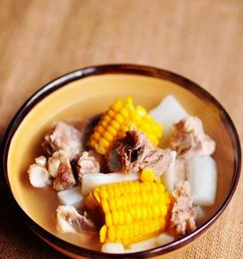 家常美食——甜玉米排骨汤（营养美味的秋季暖汤）-第3张图片-美味行家