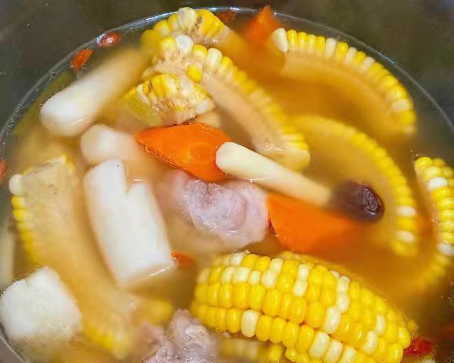 营养滋补，学会做营养玉米排骨汤（家常美食，营养丰富的玉米排骨汤让你健康过冬）-第1张图片-美味行家