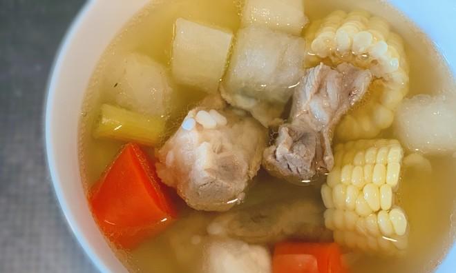 营养滋补，学会做营养玉米排骨汤（家常美食，营养丰富的玉米排骨汤让你健康过冬）-第2张图片-美味行家