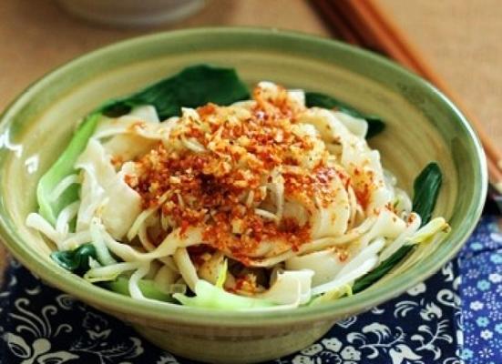 陕西油泼扯面做法详解（美味可口的陕西传统小吃）-第1张图片-美味行家