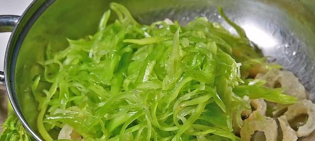 松花蛋拌青笋，清爽美味好滋味（清新口感，松花蛋的妙用，青笋的做法和食用技巧）-第2张图片-美味行家