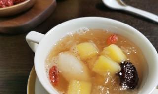 银耳苹果汤的做法（以天然食材为主的健康饮品）-第2张图片-美味行家