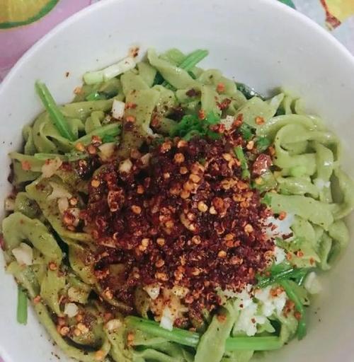 油泼菠菜搓搓的做法（家常小菜，健康美味，营养丰富）-第3张图片-美味行家