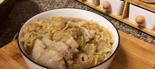 版酸菜白肉的制作方法（用的方式，享受经典美食）-第3张图片-美味行家