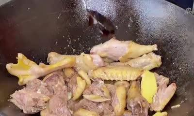 用五香薯仔烤制鲜美口感的薯仔鸡（一次完美融合了薯仔和鸡肉的美食享受）-第3张图片-美味行家